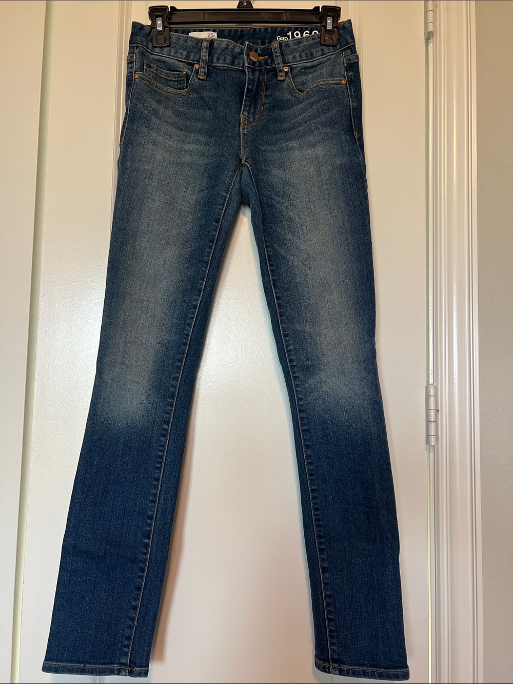 GAP Women's Skinny Jeans in Medium Blue Wash